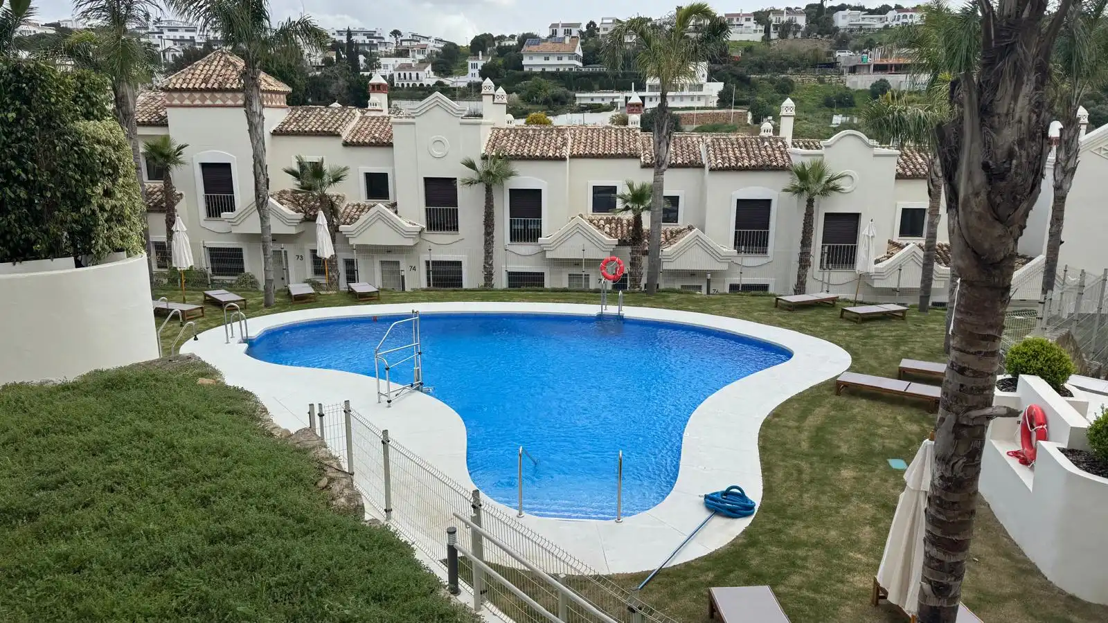 Schwimmbecken von Einfamilien-Reihenhaus zum Verkauf in Estepona mit Klimaanlage, Terrasse und Ofen