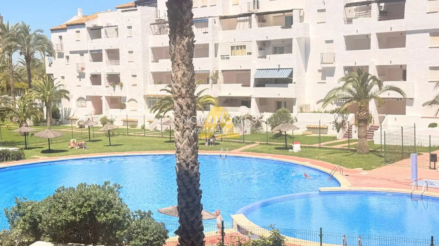 Schwimmbecken von Wohnungen zum Verkauf in La Manga del Mar Menor mit Klimaanlage, Heizung und Terrasse