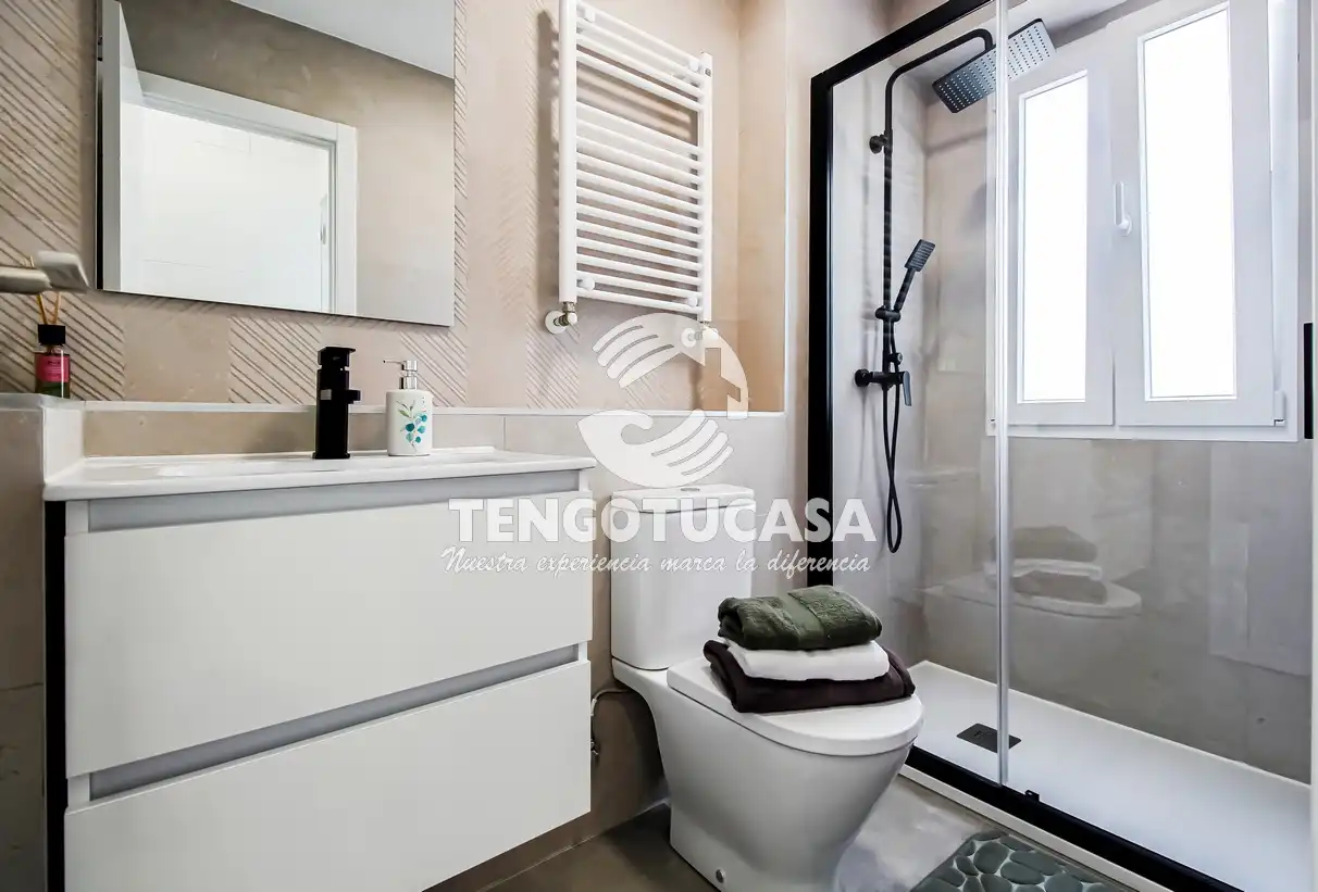 Bathroom of Flat for sale in Madrid  with Air Conditioner, Heating and Furnished
