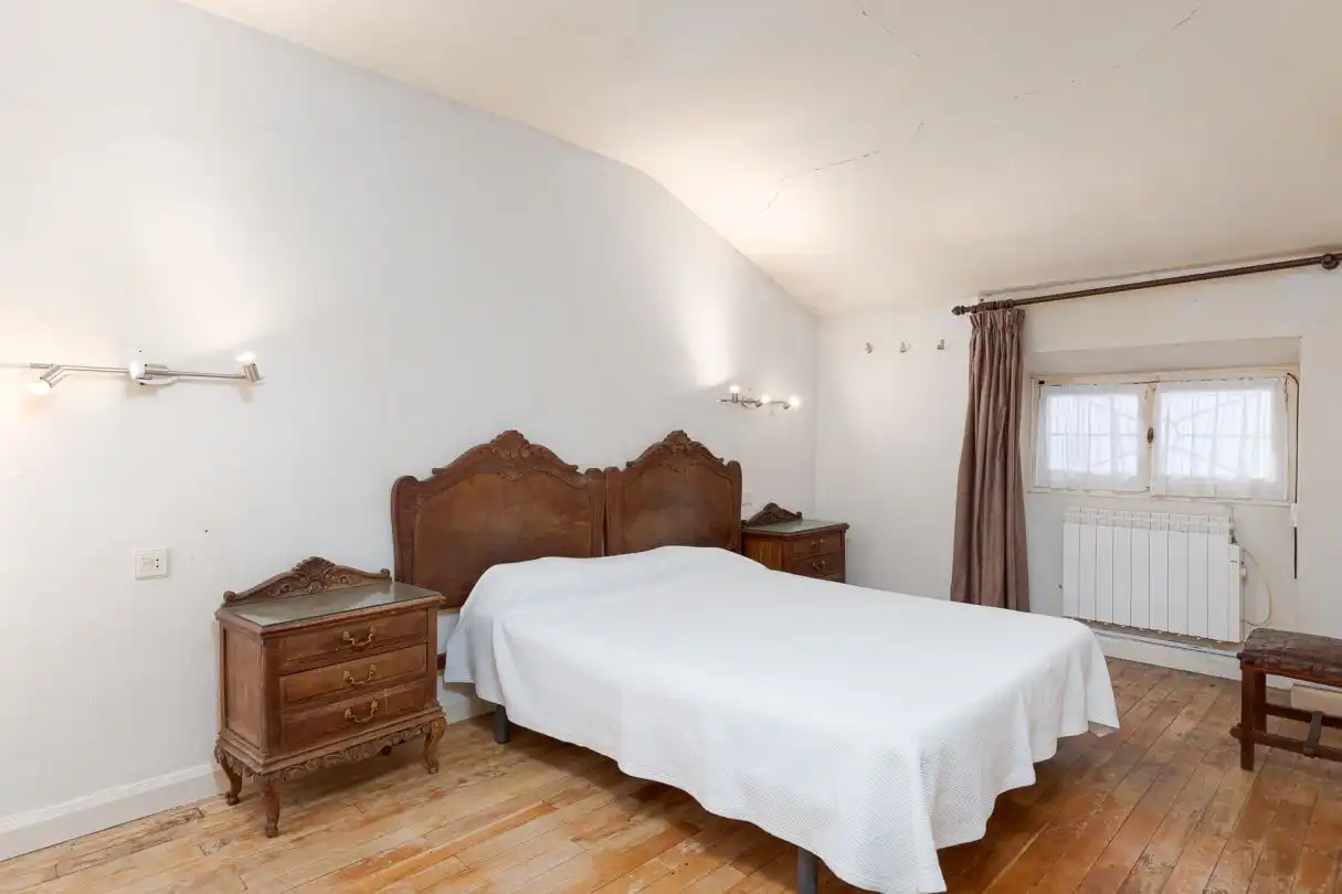 Dormitori de Casa o xalet en venda en Donostia - San Sebastián  amb Calefacció i Balcó
