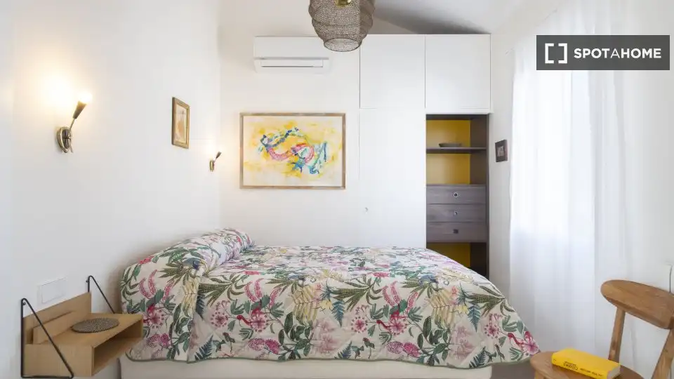 Dormitori de Apartament per a compartir en Sevilla amb Aire condicionat, Terrassa i Moblat