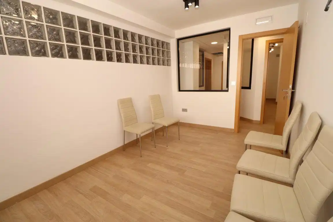 Office for rent in Alhaurín El Grande  with Air Conditioner and Furnished