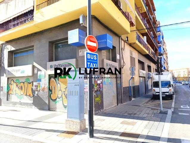 Local comercial en Venta en Calle AAIUN en Altozano - Conde Lumiares