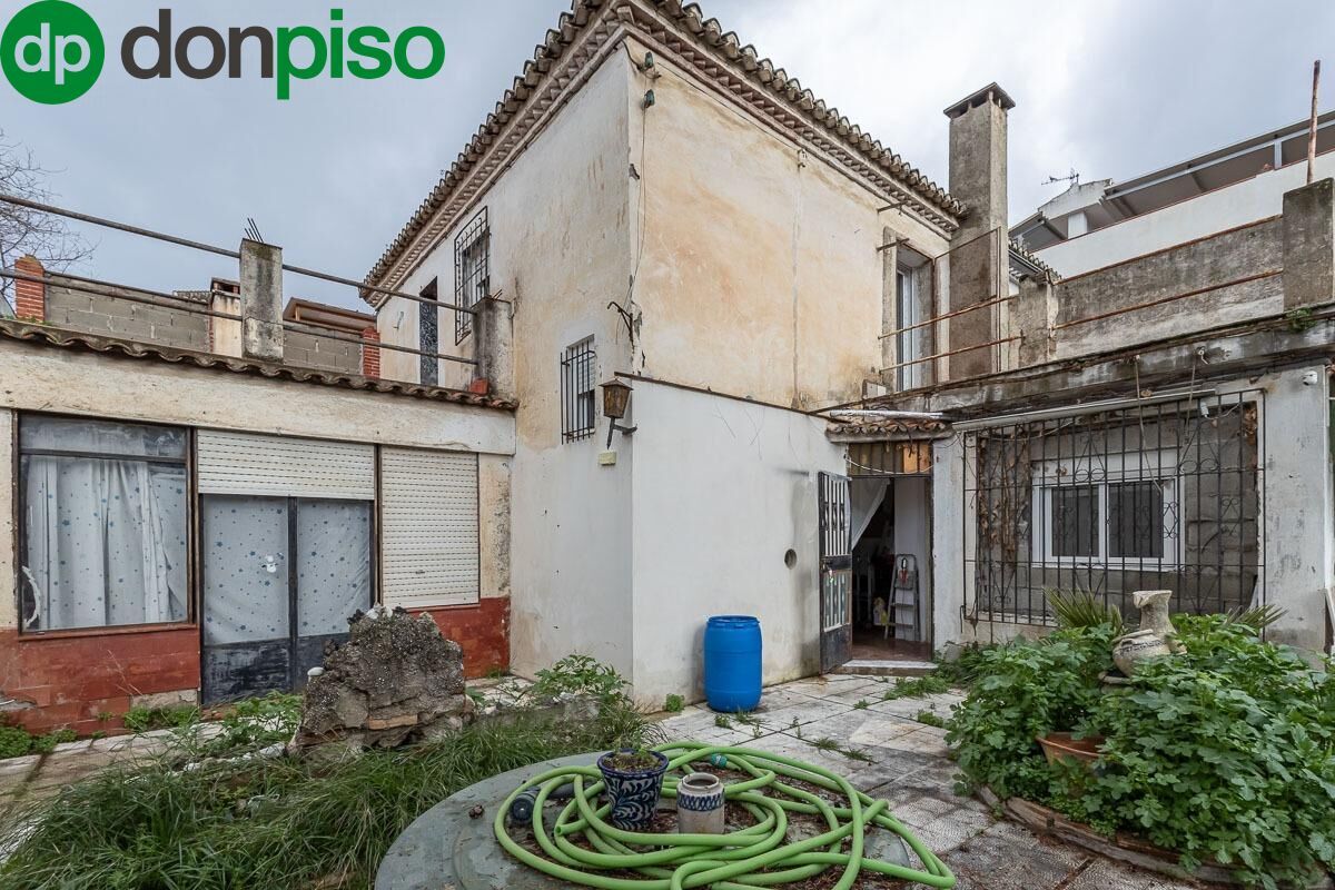 Vista exterior de Casa adosada en venta en  Granada Capital con Jardín privado y Terraza