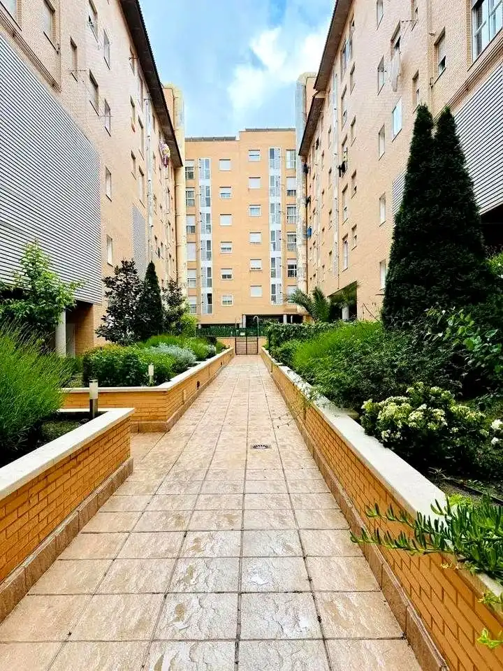 Vista exterior de Àtic de lloguer en Madrid amb Terrassa, Traster i Piscina