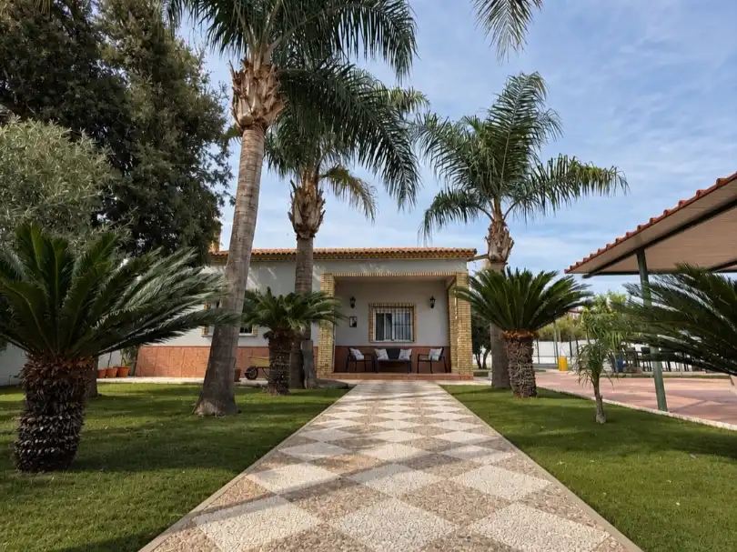 Vista exterior de Casa o chalet en venta en Arahal, Sevilla