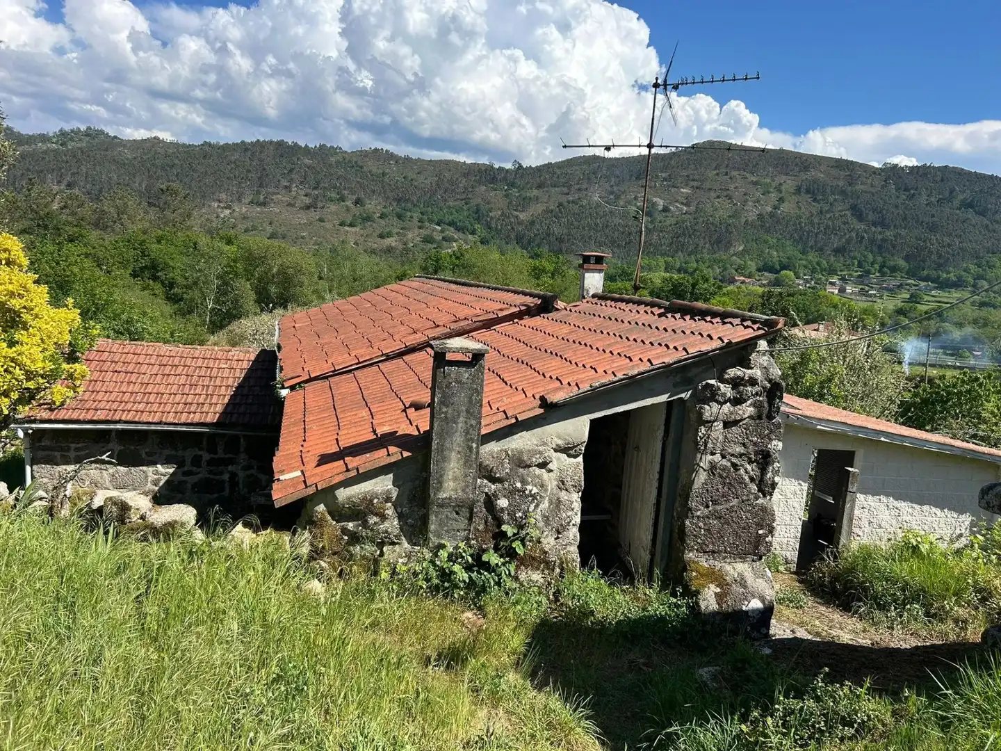 Vista exterior de Finca rústica en venda en Cotobade amb Balcó