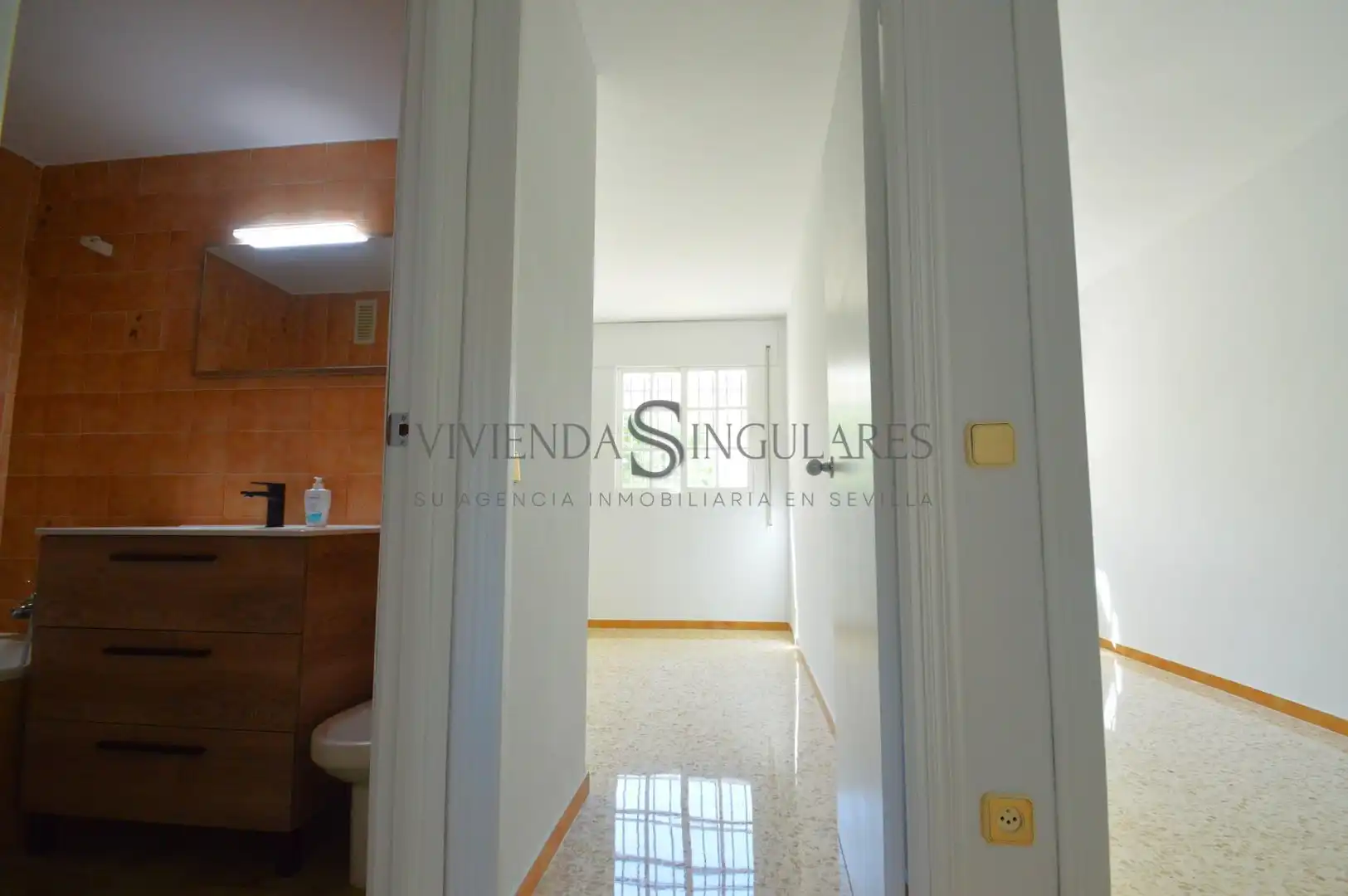 Flat for sale in Sevilla  with Air Conditioner, Private garden and Terrace