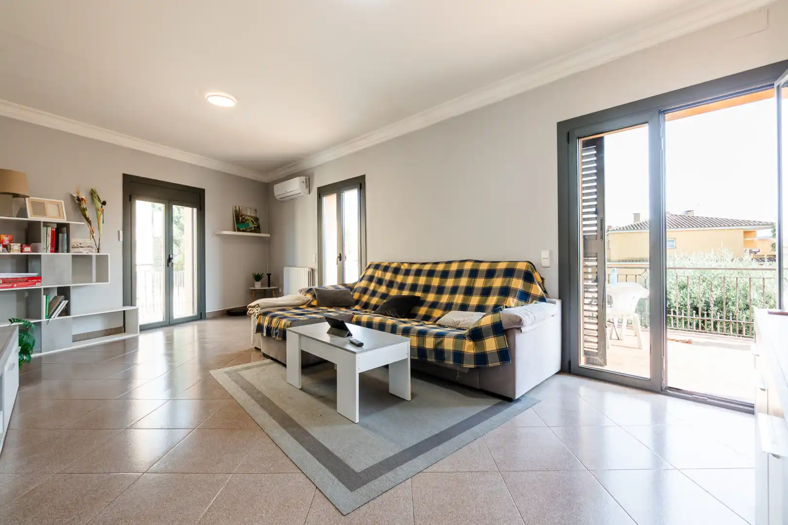 Sala d'estar de Casa o xalet en venda en Borrassà amb Aire condicionat, Calefacció i Jardí privat