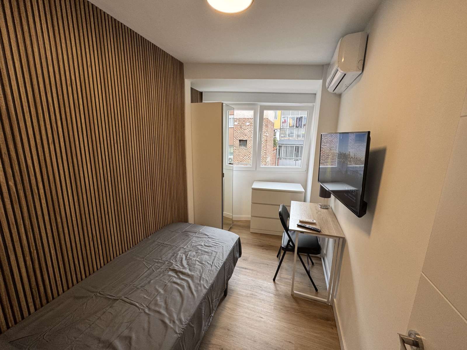 Bedroom of Flat to share in  Madrid Capital  with Air Conditioner and Terrace