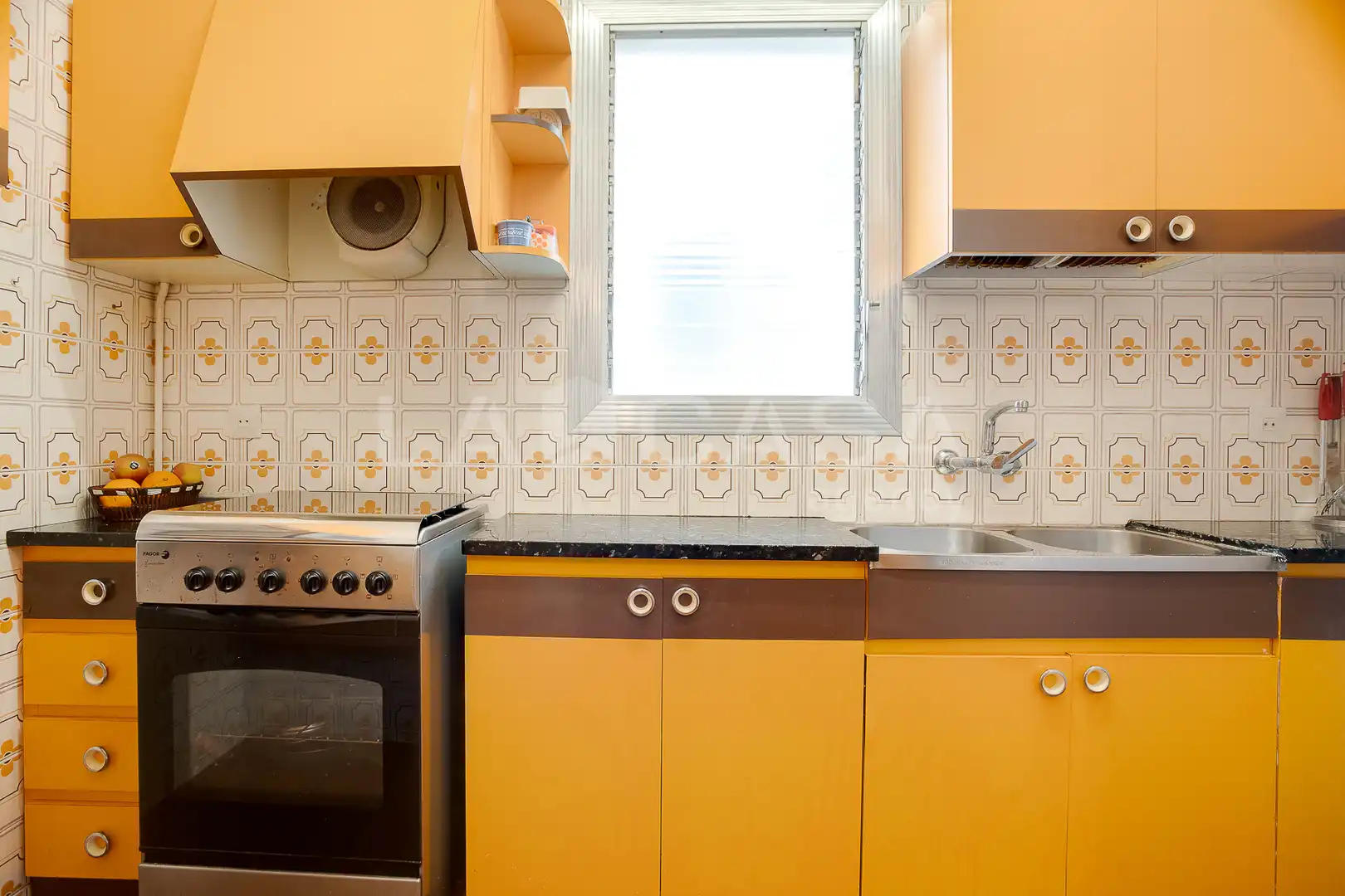 Cuina de Pis en venda en Barcelona amb Forn i Balcó