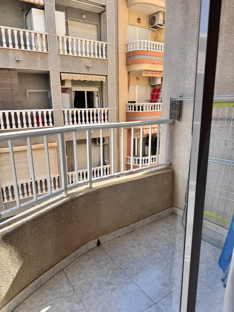 Terrassa de Pis de lloguer en Torrevieja amb Aire condicionat, Terrassa i Moblat