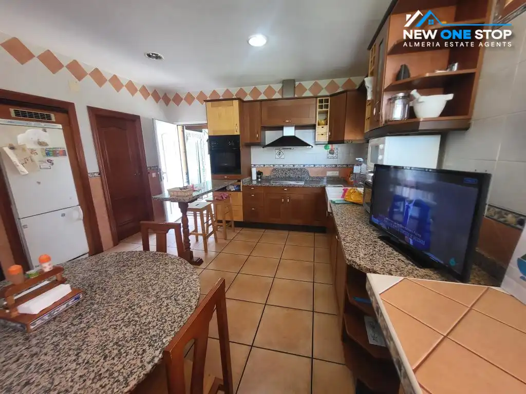 Cuina de Casa adosada en venda en Cuevas del Almanzora amb Aire condicionat, Calefacció i Jardí privat