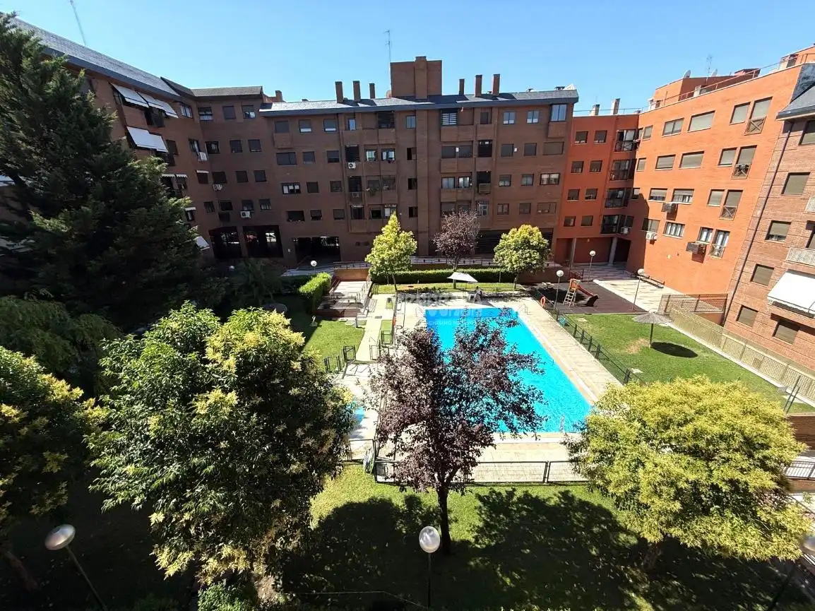 Exterior view of Flat for rent in Madrid  with Parquet flooring, Storage room and Balcony