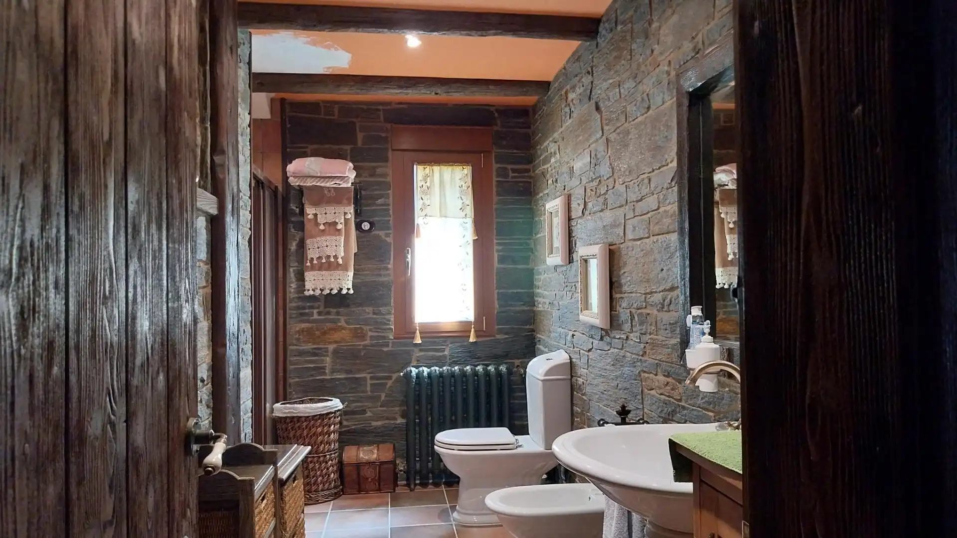 Bathroom of Houses for sale in Laza  with Private garden, Terrace and Furnished
