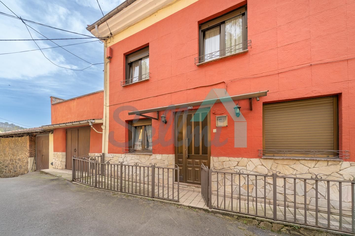 Vista exterior de Casa o xalet en venda en Mieres (Asturias) amb Calefacció, Terrassa i Traster