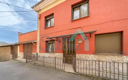 Vista exterior de Casa o xalet en venda en Mieres (Asturias) amb Calefacció, Terrassa i Traster