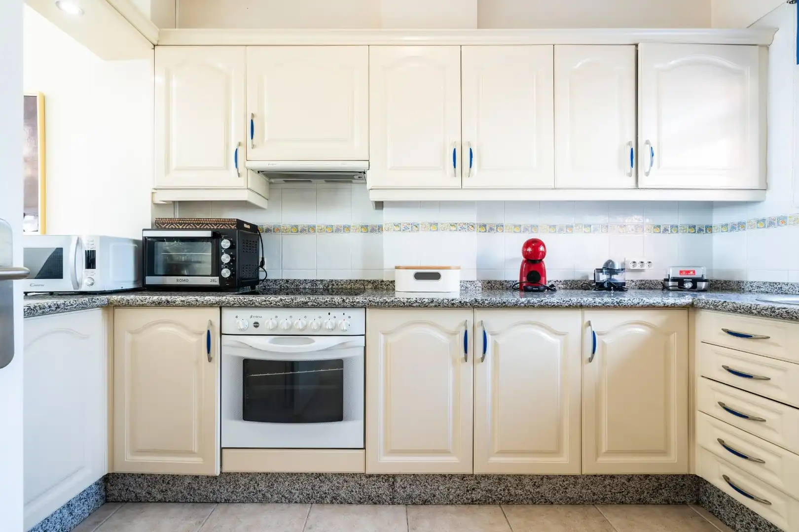 Cuina de Apartament de lloguer en Arona amb Jardí privat, Terrassa i Moblat