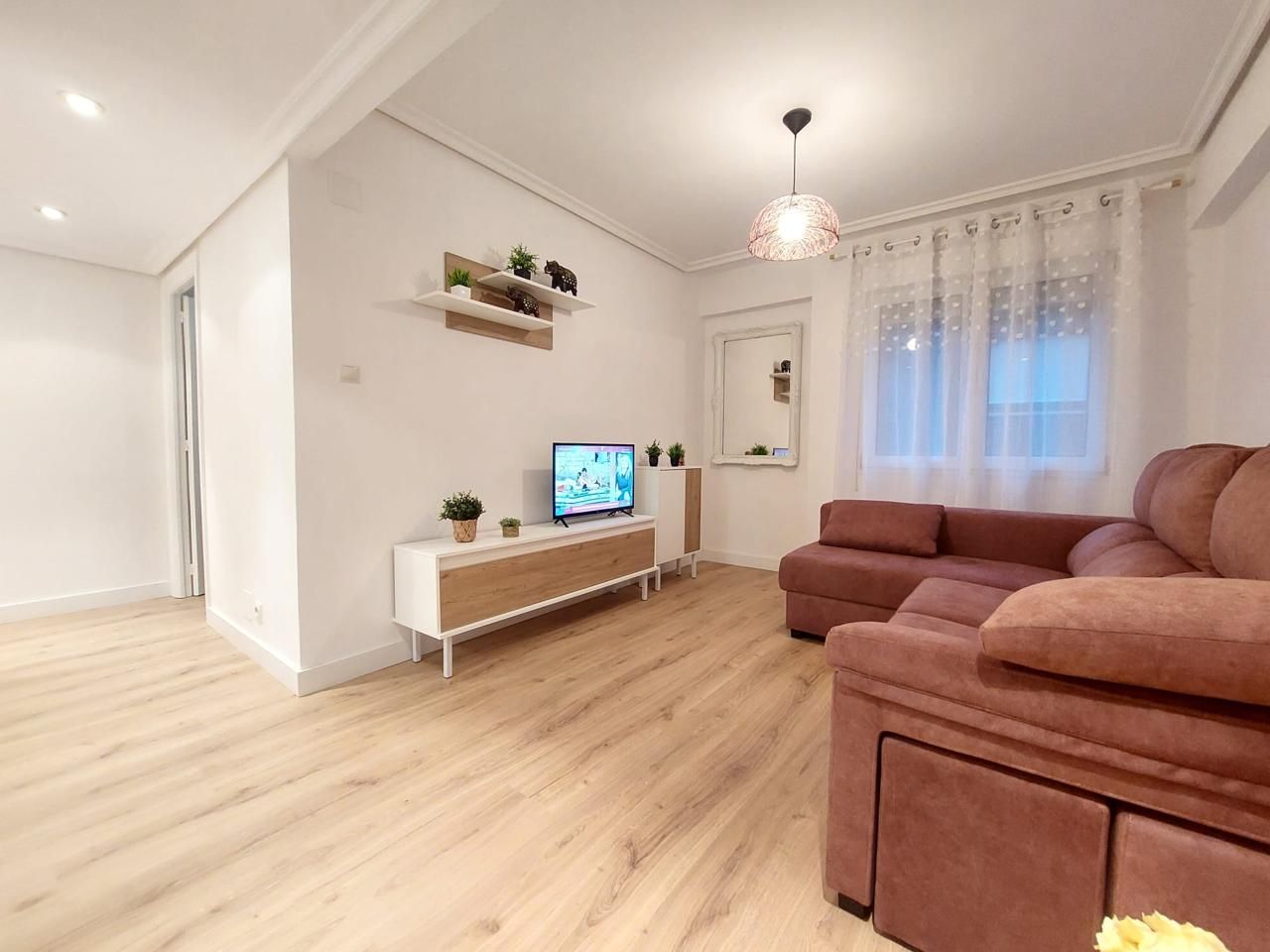 Sala d'estar de Pis de lloguer en Gijón  amb Calefacció i Moblat