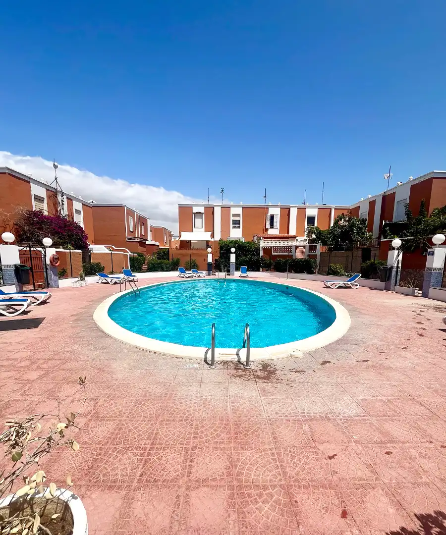 Piscina de Casa adosada en venda en Granadilla de Abona amb Aire condicionat, Moblat i Piscina comunitària