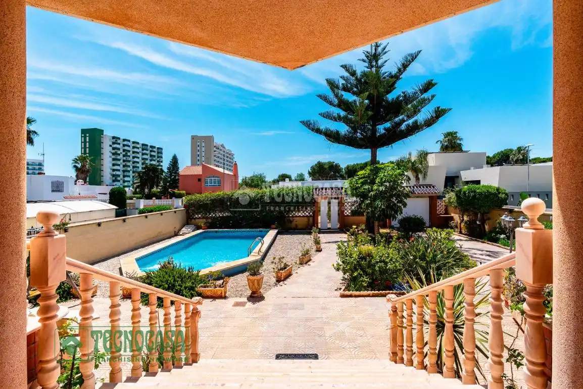 Vista exterior de Casa o xalet en venda en Roquetas de Mar amb Calefacció, Parquet i Terrassa
