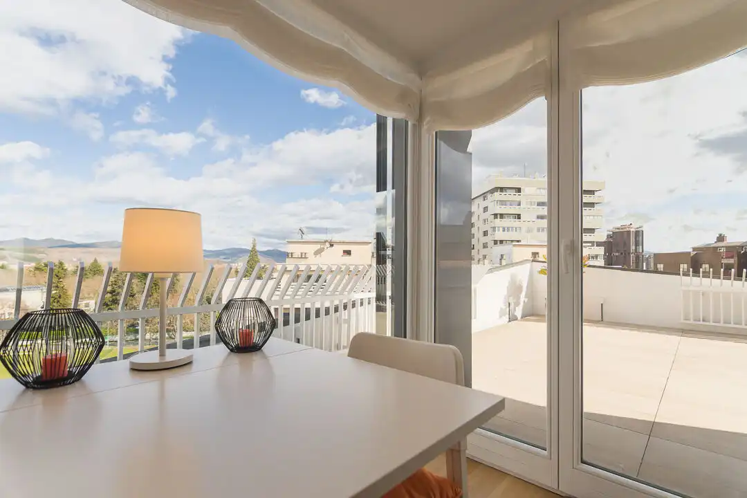 Habitación de Ático en venta en  Pamplona / Iruña con Calefacción, Terraza y Alarma