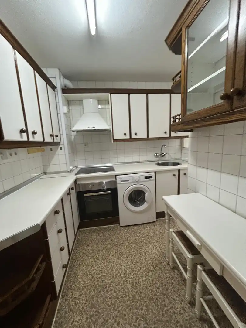 Cuina de Pis de lloguer en Granada amb Calefacció i Moblat