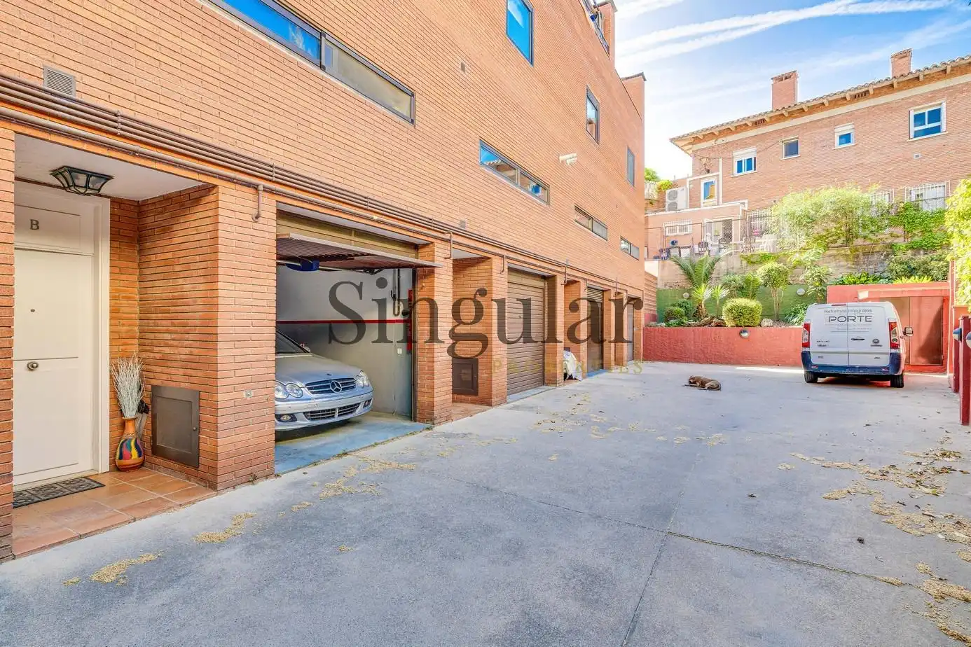Vista exterior de Casa adosada en venta en Barcelona con Aire acondicionado, Calefacción y Terraza