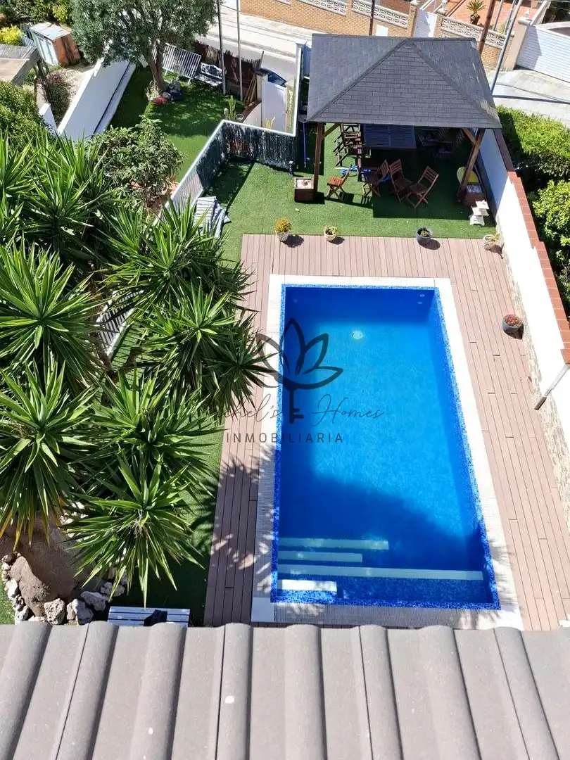Piscina de Casa adosada en venda en Castelldefels amb Aire condicionat, Calefacció i Jardí privat