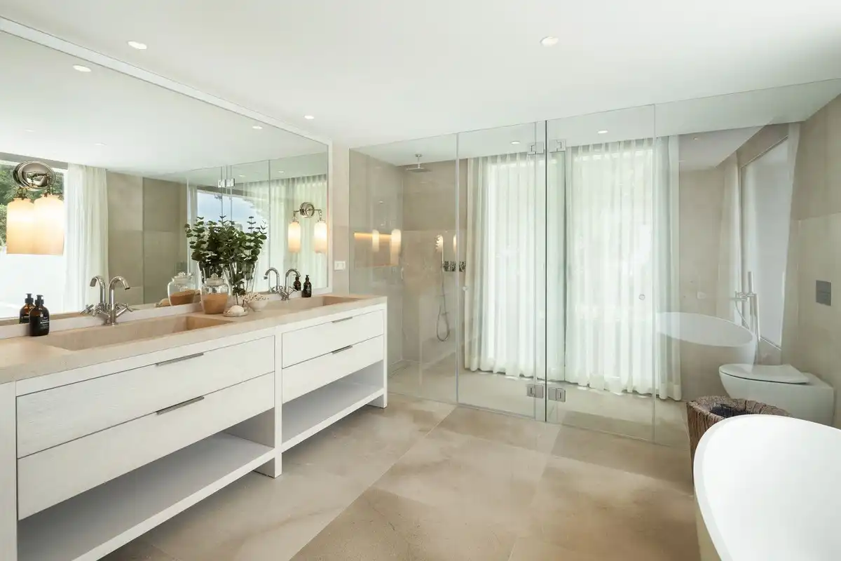 Badezimmer von Haus oder Chalet zum Verkauf in Marbella mit Klimaanlage, Privatgarten und Terrasse