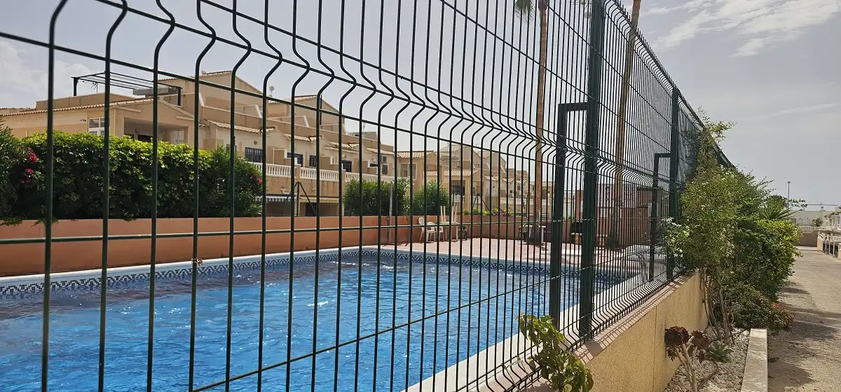 Piscina de Dúplex en venta en Orihuela con Terraza, Piscina y Amueblado
