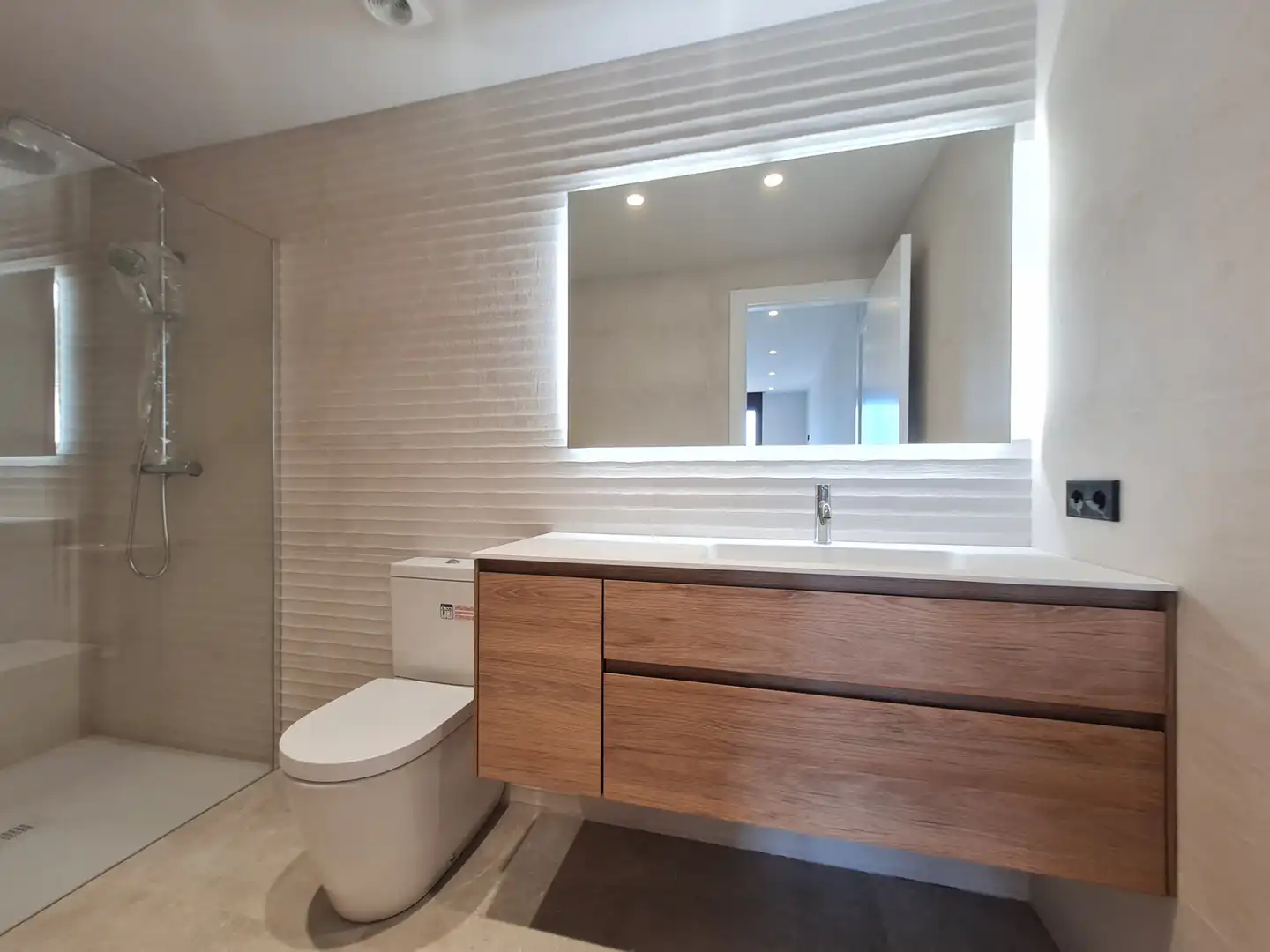 Badezimmer von Einfamilien-Reihenhaus zum Verkauf in Casserres mit Klimaanlage, Heizung und Privatgarten