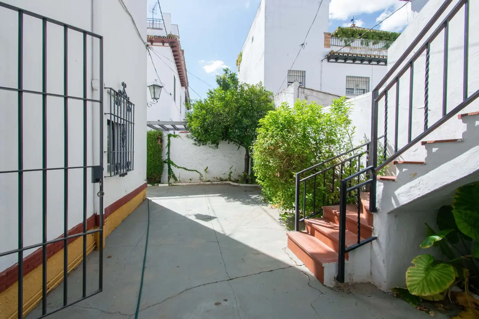Vista exterior de Casa o xalet en venda en Sevilla amb Jardí privat i Terrassa