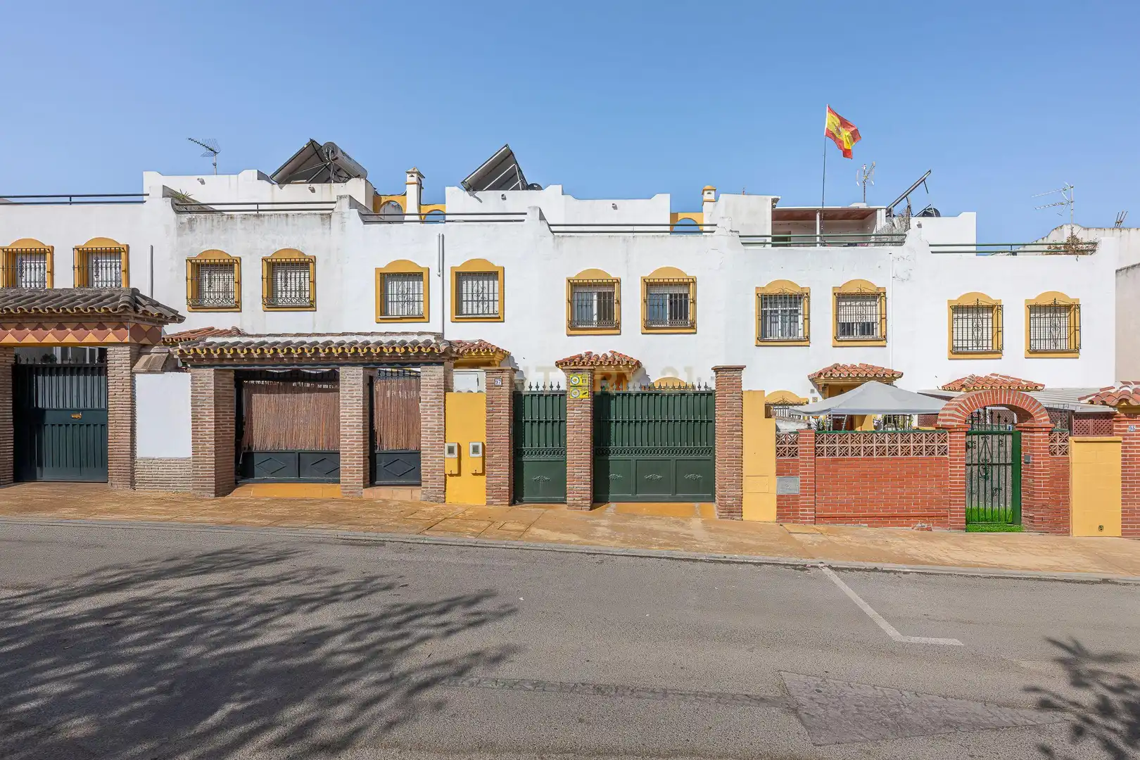Vista exterior de Casa adosada en venda en Marbella amb Piscina comunitària