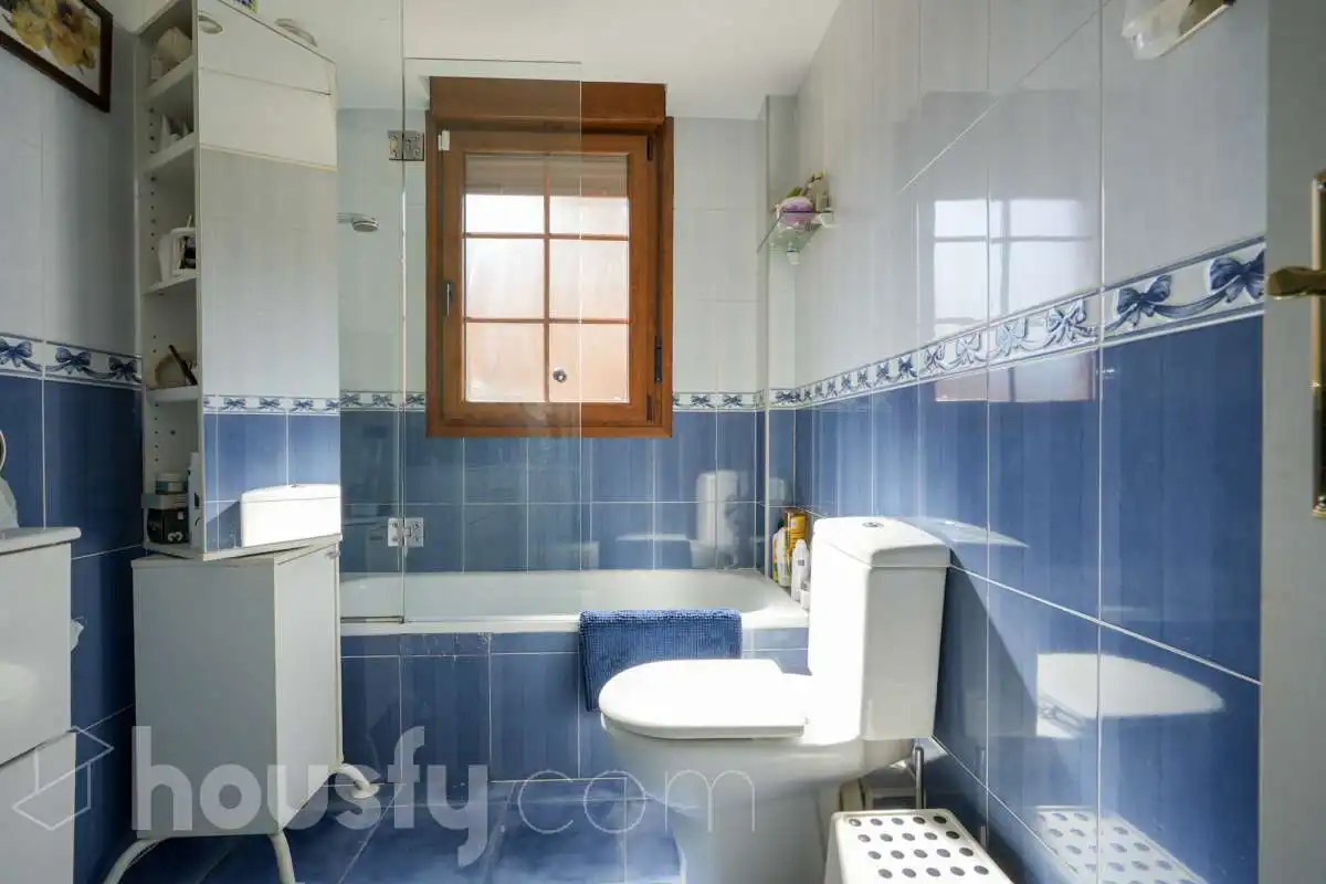 Baño de Casa adosada en venta en Madrid con Aire acondicionado, Calefacción y Jardín privado