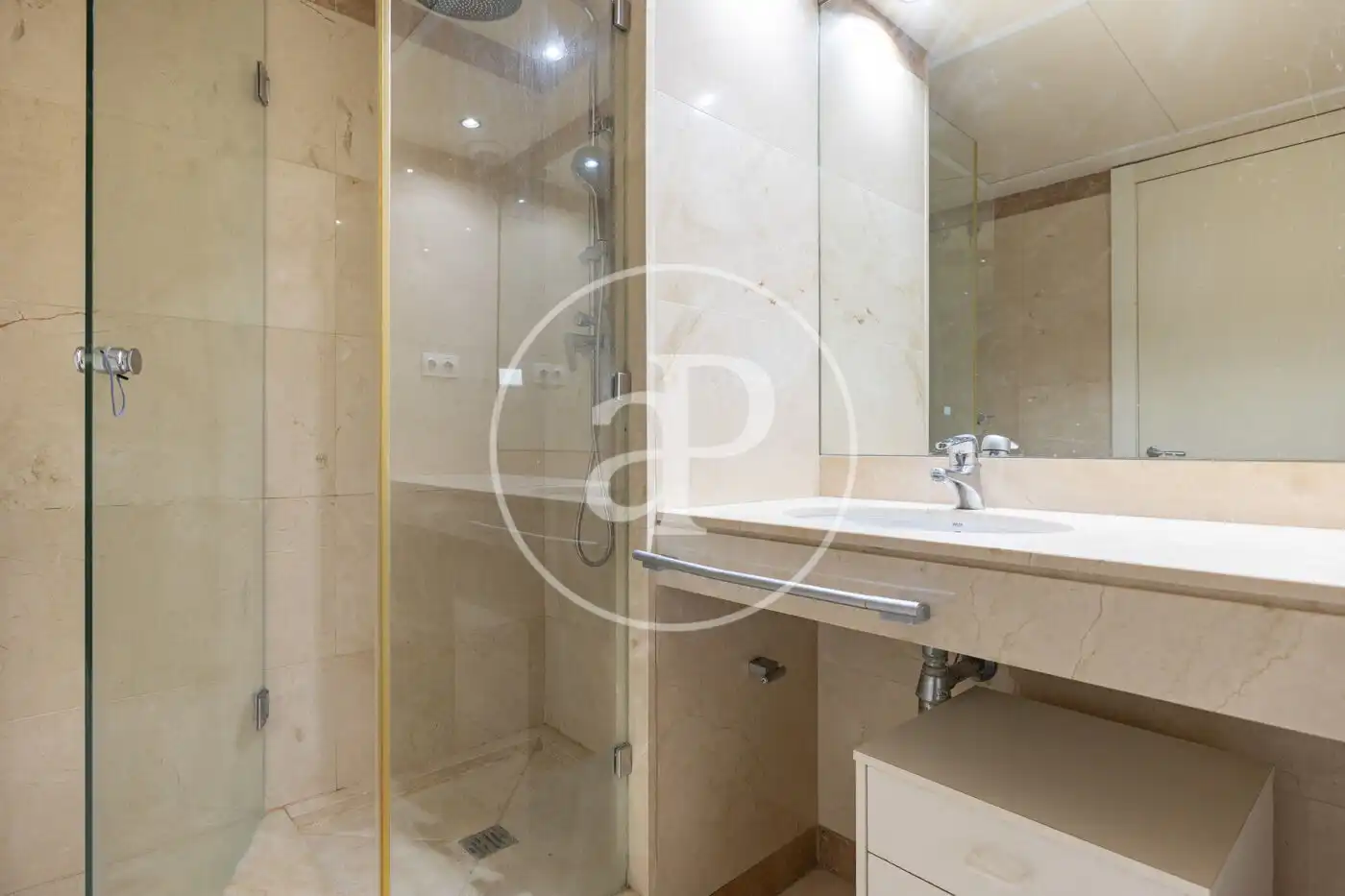 Baño de Piso en venta en Barcelona con Aire acondicionado, Calefacción y Jardín privado