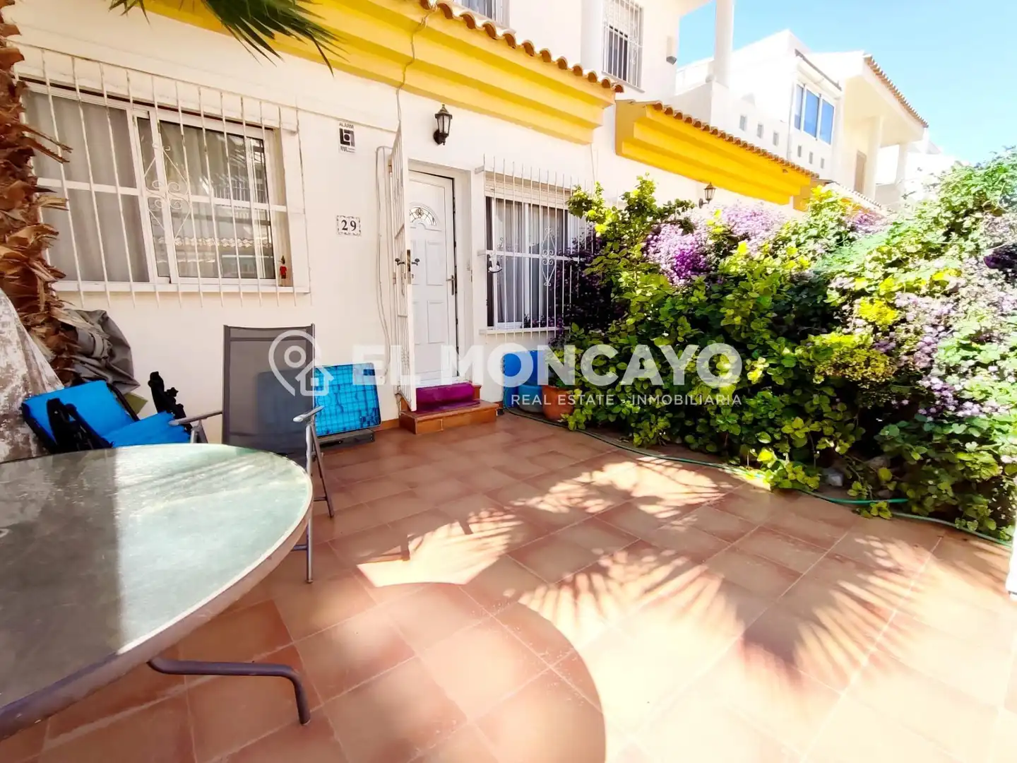Vista exterior de Casa adosada en venda en Orihuela amb Aire condicionat, Calefacció i Jardí privat