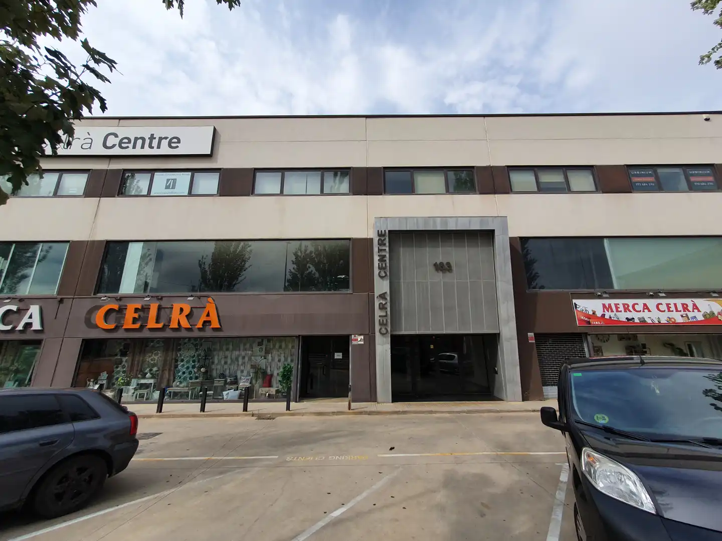 Vista exterior de Oficina en venda en Celrà amb Traster