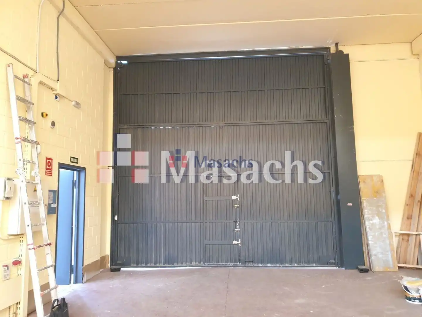 Vista exterior de Nau industrial en venda en Móstoles amb Alarma