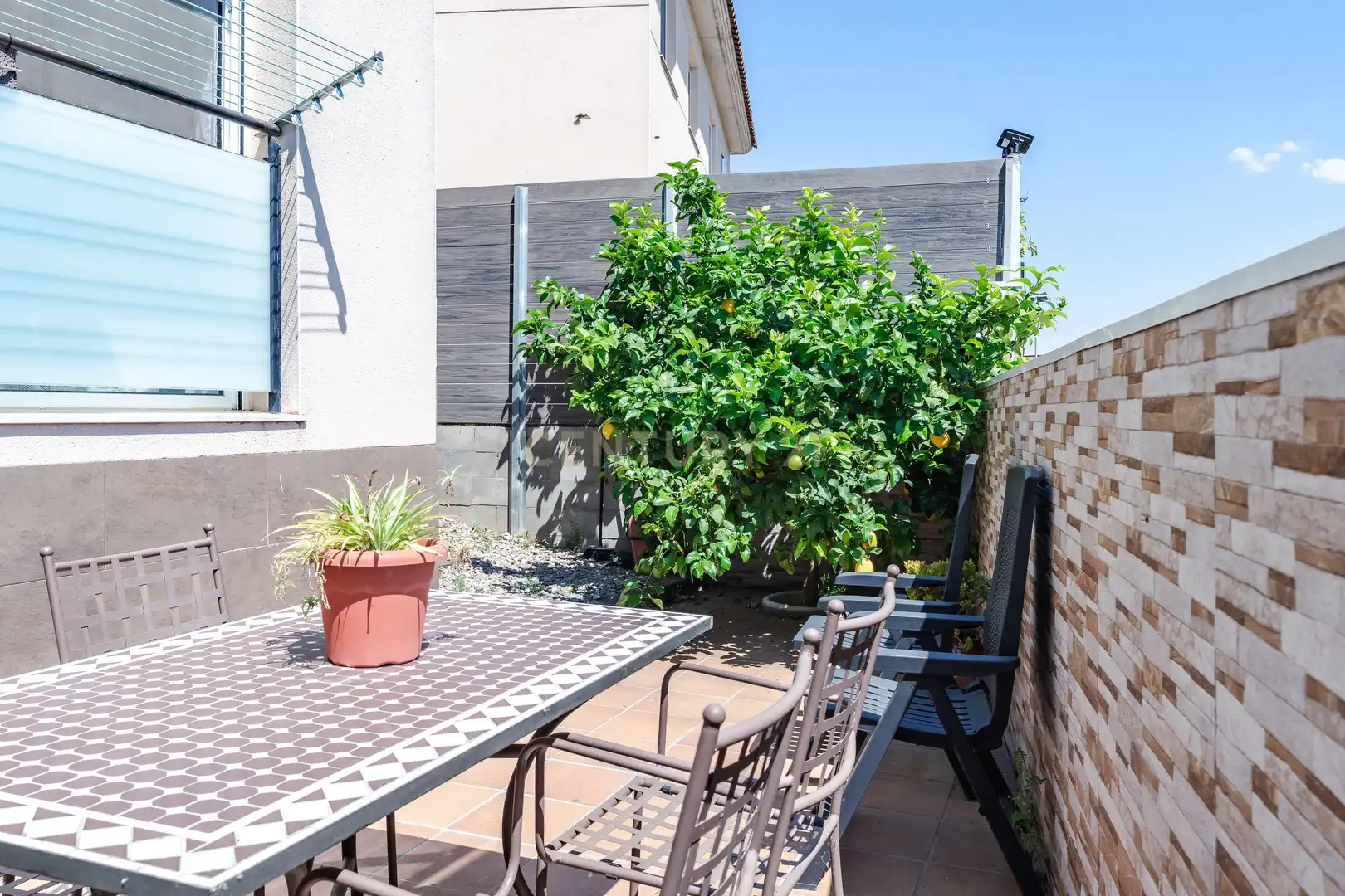 Terrasse von Einfamilien-Reihenhaus zum Verkauf in Vila-rodona mit Privatgarten und Ofen