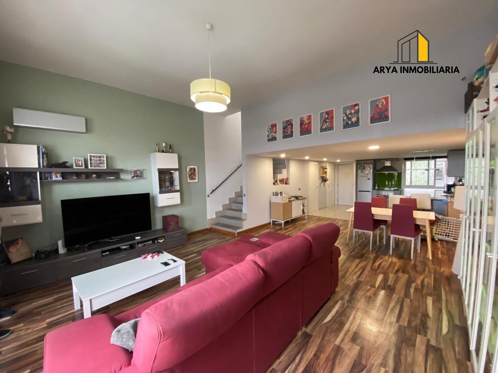 Sala d'estar de Dúplex en venda en Loeches amb Aire condicionat, Terrassa i Piscina comunitària