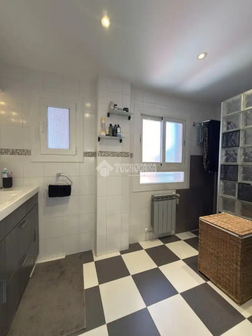 Bathroom of Flat for sale in Alcorcón  with Air Conditioner, Heating and Storage room