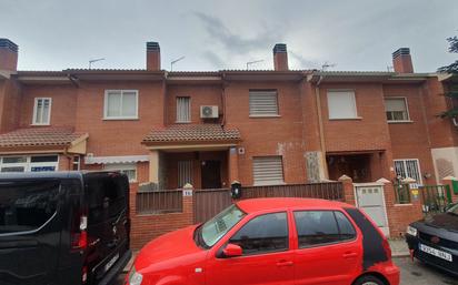 Exterior view of Single-family semi-detached for sale in Villanueva de la Torre  with Terrace
