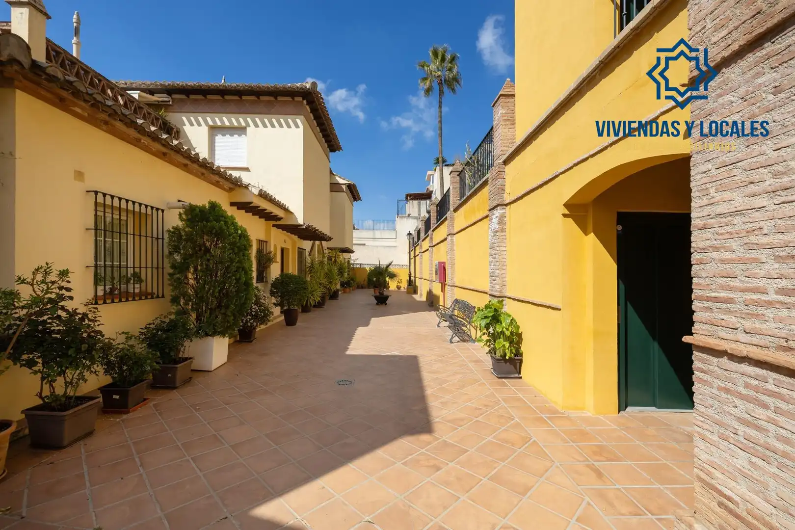 Vista exterior de Casa adosada en venta en Granada con Aire acondicionado, Calefacción y Jardín privado
