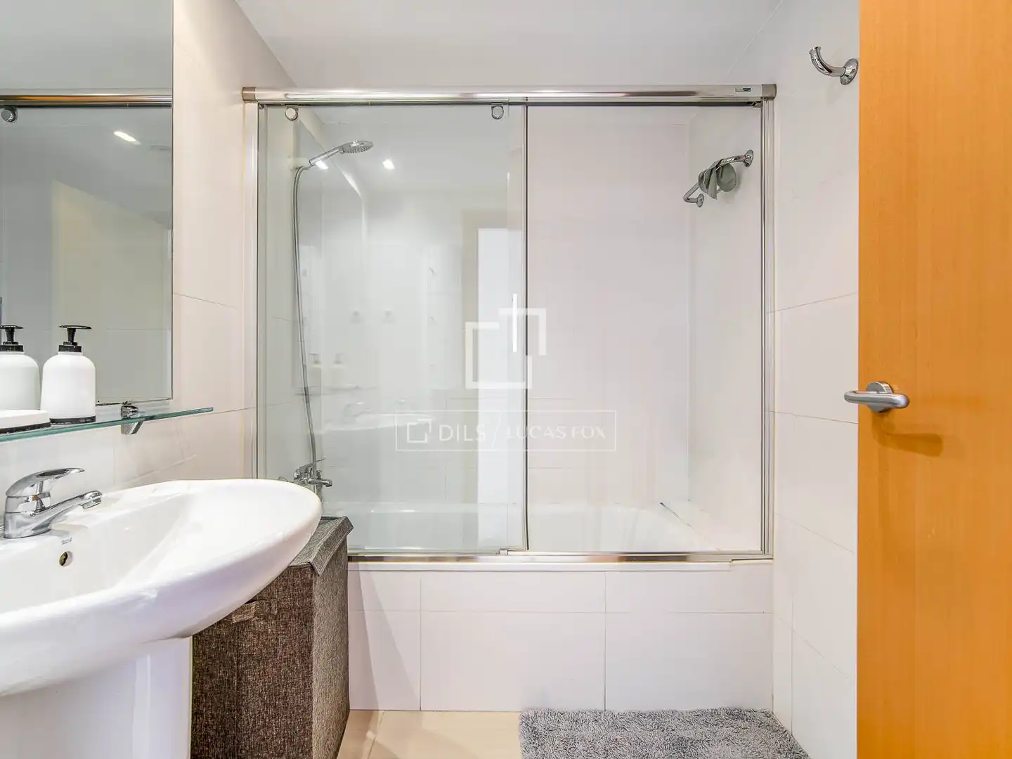 Badezimmer von Dachboden zum Verkauf in Barcelona mit Klimaanlage, Heizung und Terrasse