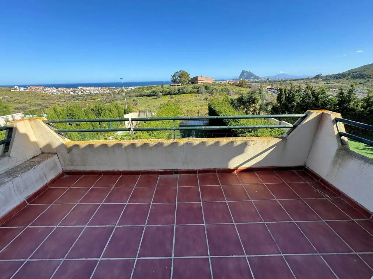 Vista exterior de Casa adosada de lloguer en La Línea de la Concepción amb Terrassa, Moblat i Piscina comunitària