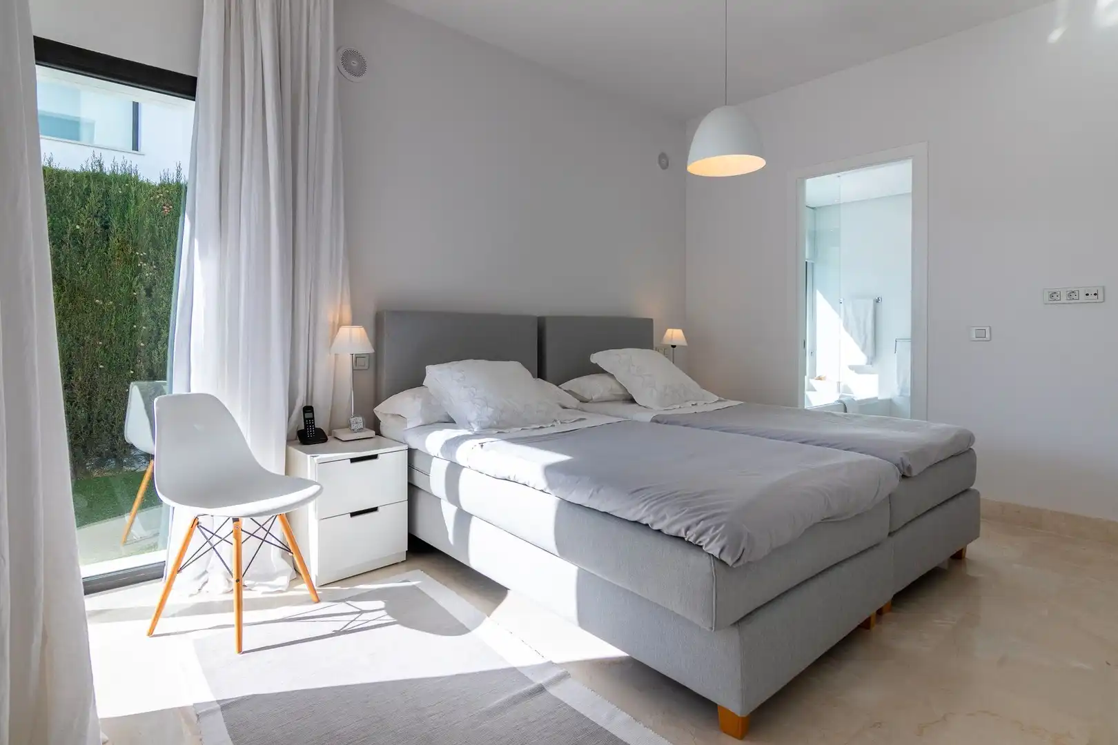Dormitori de Casa o xalet de lloguer en Estepona amb Aire condicionat, Jardí privat i Terrassa