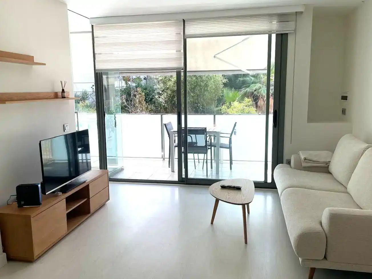 Sala d'estar de Apartament de lloguer en Sitges amb Aire condicionat, Parquet i Moblat