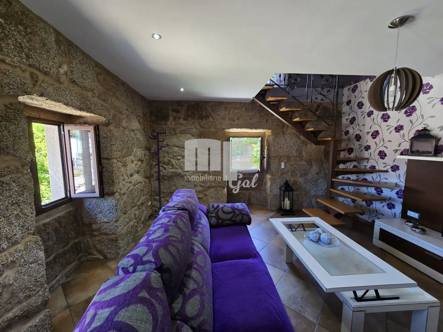 Sala d'estar de Finca rústica en venda en Moaña amb Jardí privat, Traster i Moblat