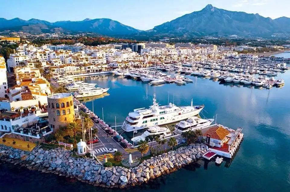 Außenansicht von Geschaftsraum zur Miete in Marbella mit Klimaanlage